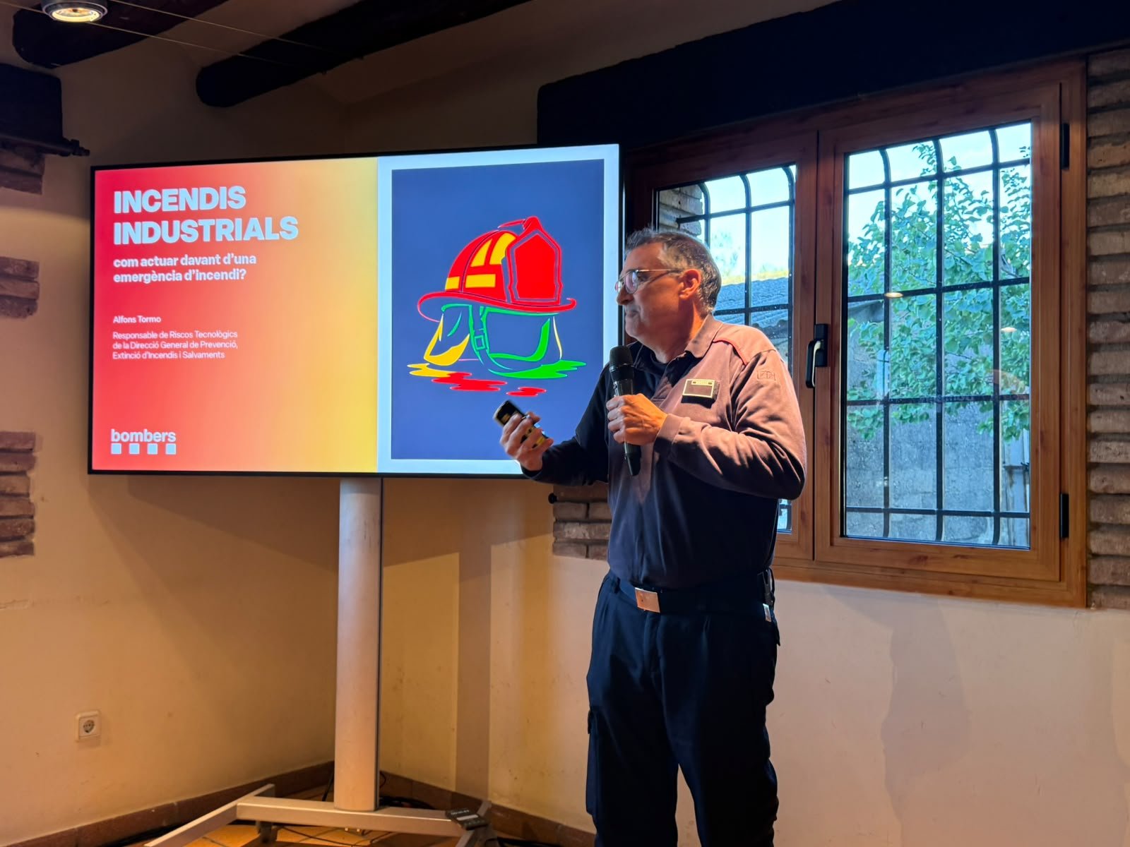 Alfons Tormo, de Bombers de la Generalitat, presenta la ponència «Incendis industrials»