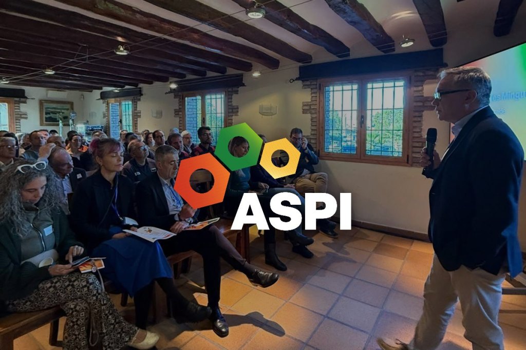 Sala plena a la jornada d’ASPI sobre incendis, amb el logotip d’ASPI