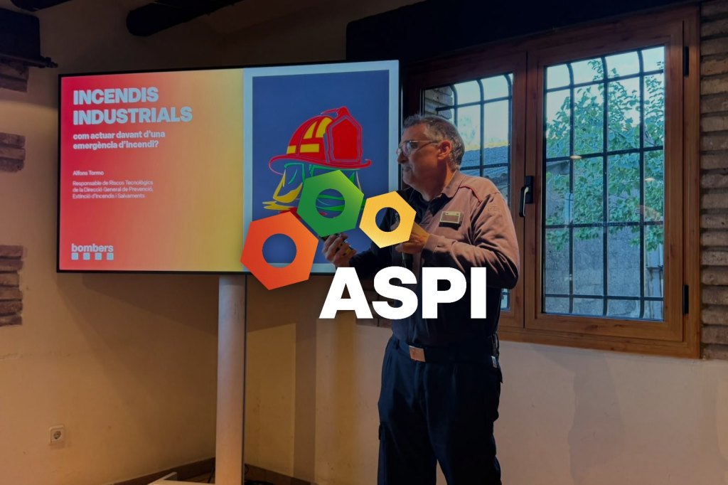 Alfons Tormo, de Bombers de la Generalitat, durant la ponència «Incendis industrials» a la jornada d’ASPI, amb el logotip d’ASPI
